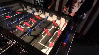 阿丹寶哥哥跟Kathy姐姐還有Mike打桌上足球Foosball遊戲台