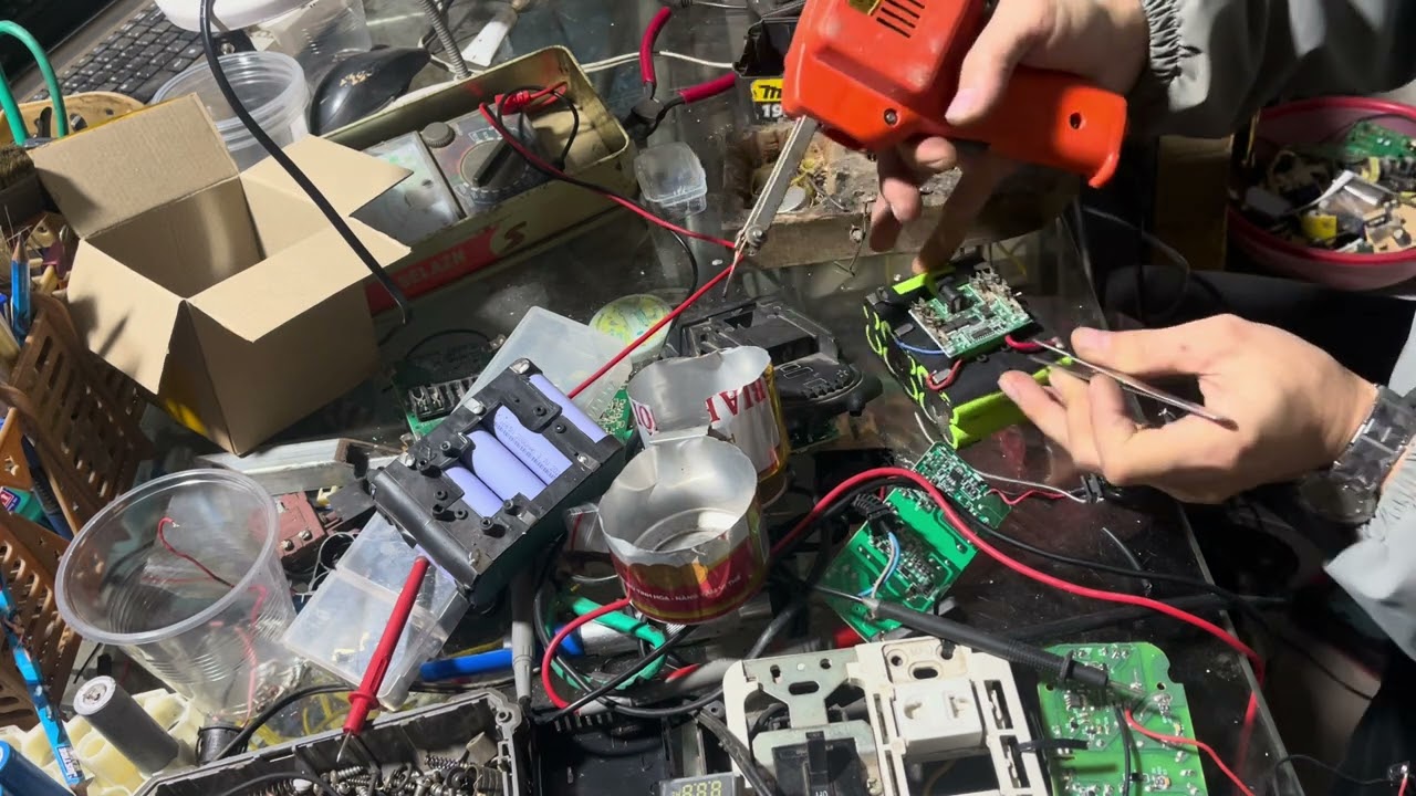 Đóng pin cho khách đi làm mái tôn