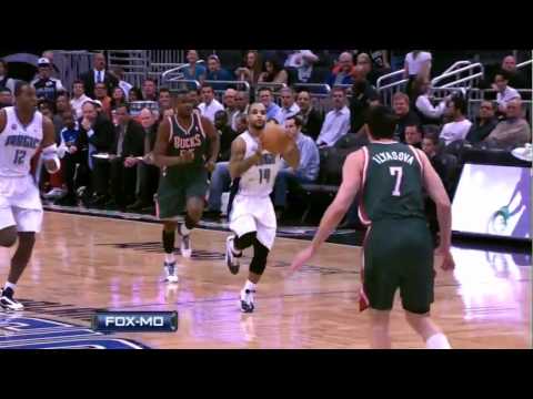 Jason Richardson halfcourt alleyoop vs Bucks (Jan. 5, 2011)