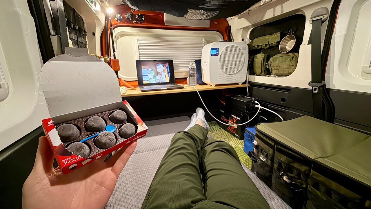 1人雨の中過ごす軽自動車車中泊「LiTime 12V320Ah Mini」