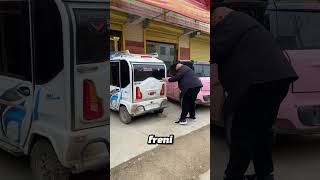 Arabayı Eliyle Tuttu