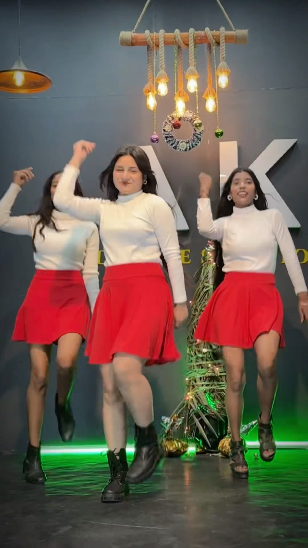 Merry christmas?❤️ #dance #upneetkaur #youtube #ytshorts #trending #viralvideo #christmas