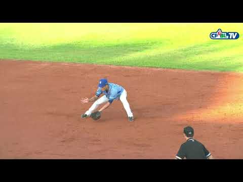 07/14 富邦 vs 統一 二局下，游霆崴讓莊駿凱擊出滾地球形成雙殺，順利化解危機