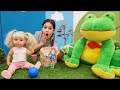 Oyuncak bebek videosu. Baby Born Gül, rüyasında koca bir kurbağaya dönüştüğünü görüyor!
