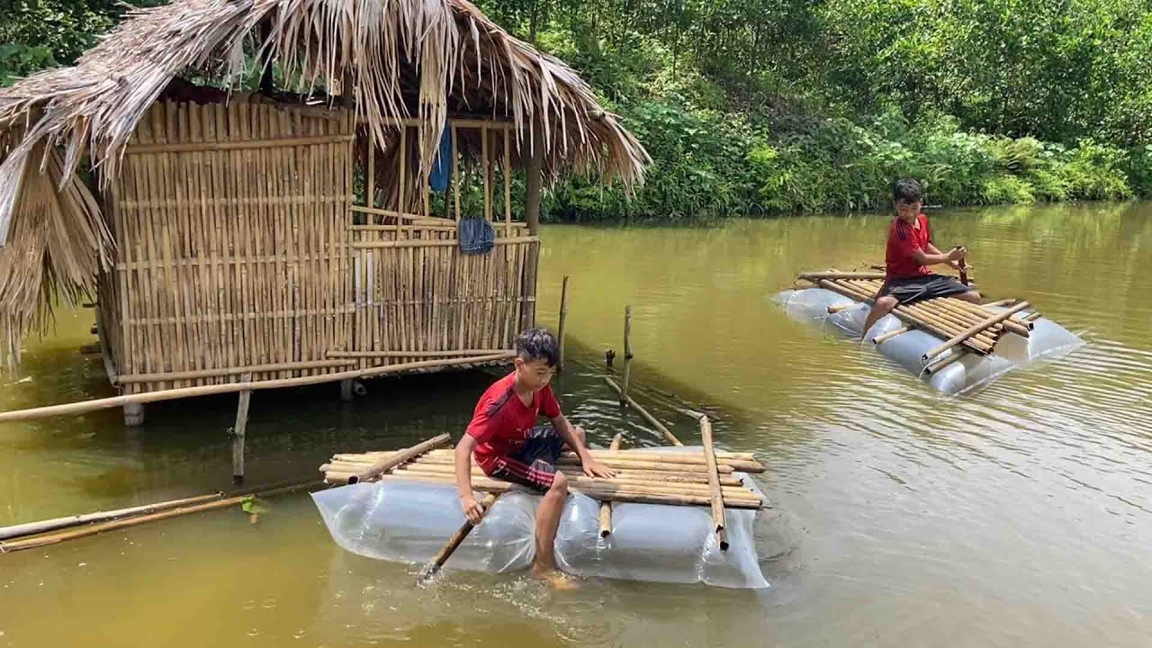 Poor boy Chien made a simple raft to get into his house when it rained ...