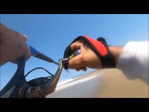 Pesca de orilla con el mar alto. pesca con señuelo Kraken. pesca de jurel.