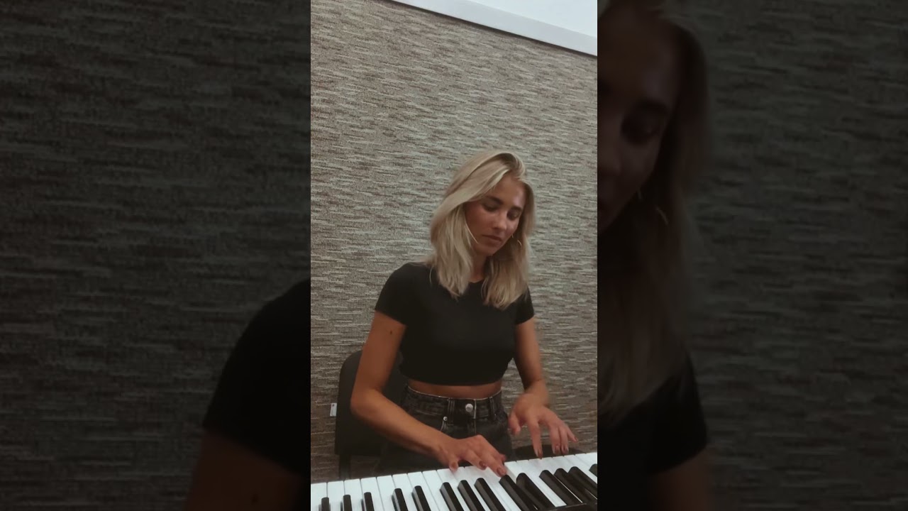 Игра на клавишах. &laquo;Memories&raquo; (E. Davis)