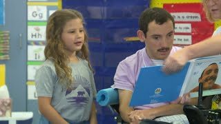 Volunteer with own disabilities helps elementary kids