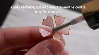 Fleur avec pétales dentelés en vernis à ongles