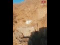 مشهد مؤثر لرجل يافعي زار مسقط رأسه فتفاجأ بأن منطقته خاوية على عروشها ولا يوجد فيها أحد