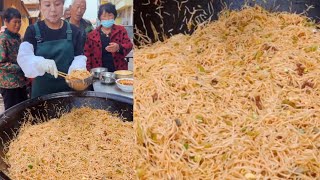 The lady delivers a free dinner for the elderly, delicious noodles