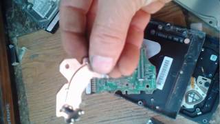 ألألمنيوم وٱلذهب وٱلمغنطيس في قرص ٱلصلب للكمبيوتر gold in hard disc