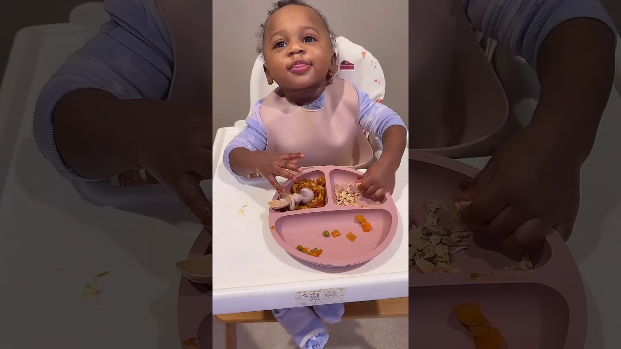 Наши четверняшки впервые пробуют лосося! 