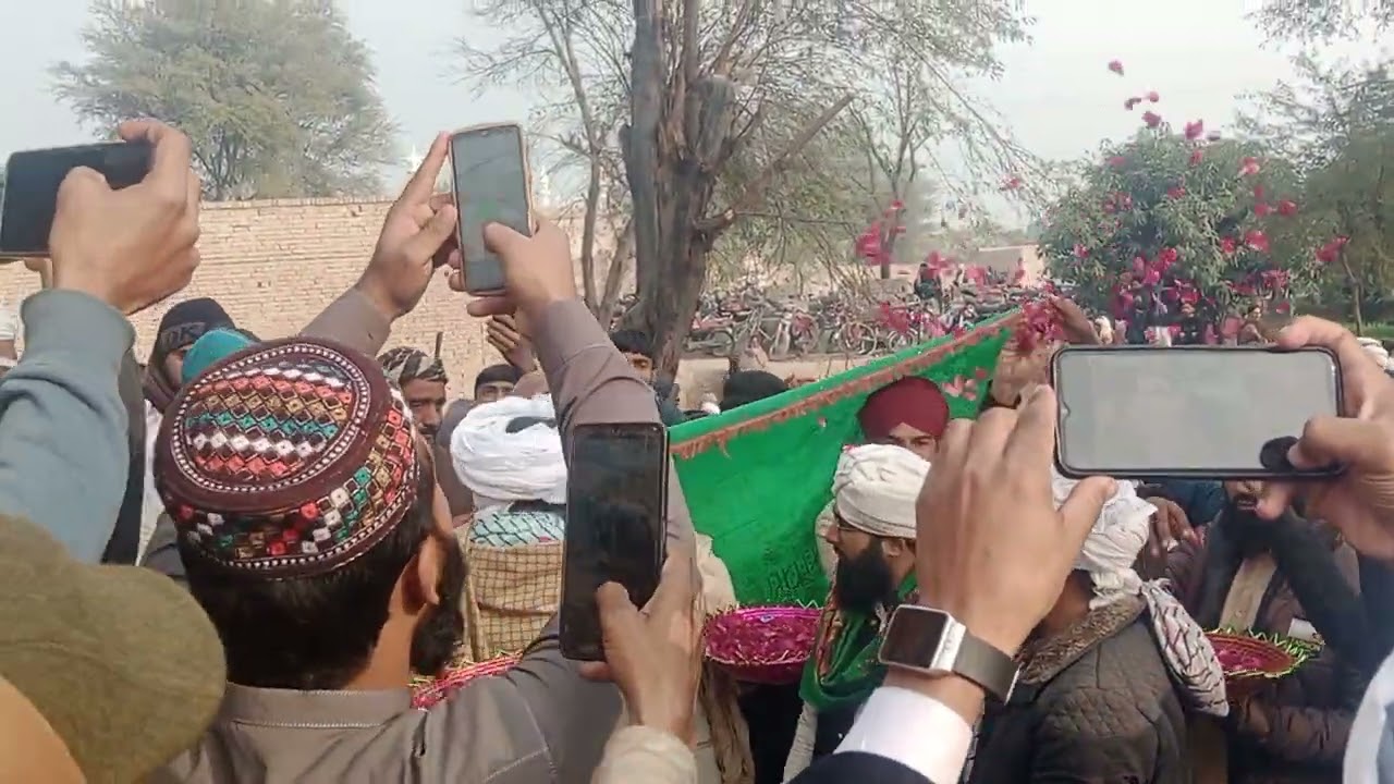 Urs Mubarak py Chadar charhate howe qafla arha hi 