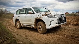 Lexus LX450d на полевой дороге