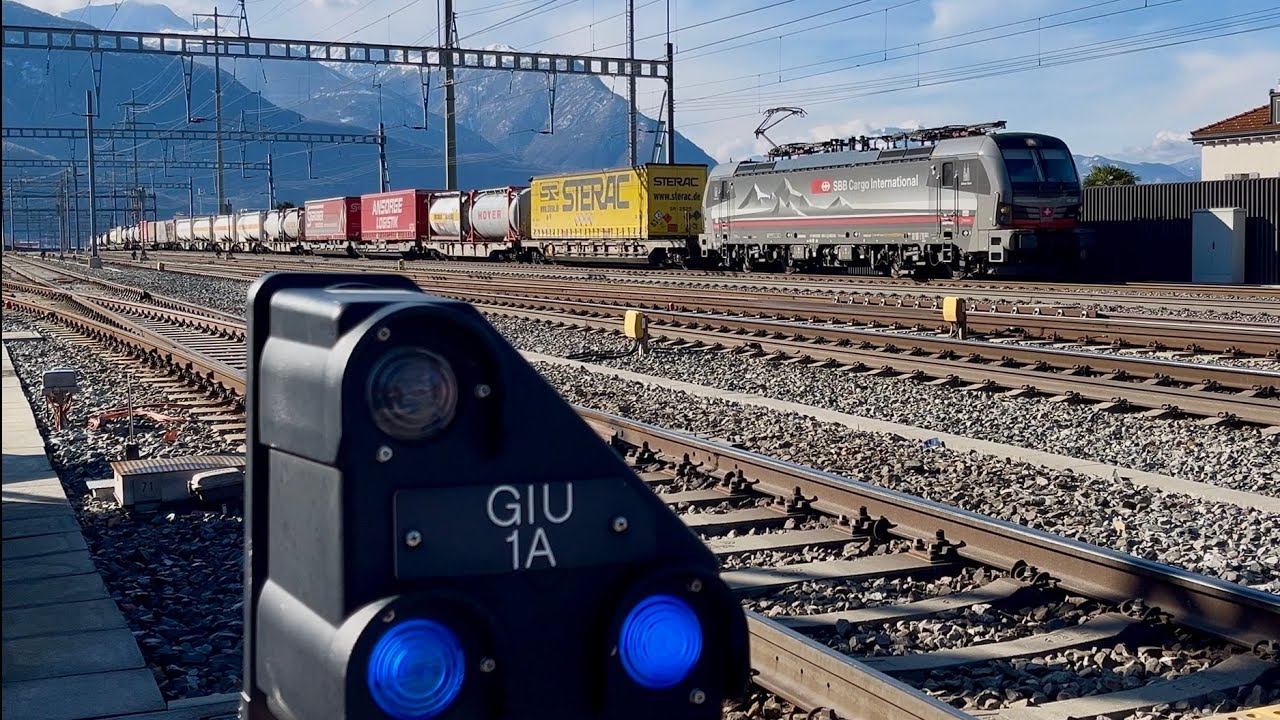 #446# TRENI MERCI - Il 43020 da Gallarate ad Amburgo in transito a Giubiasco! #alptransit 