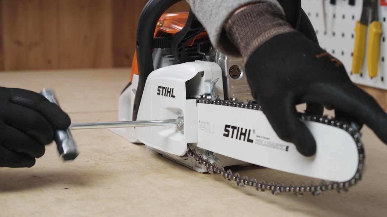 Натяжка цепи пилы. Stihl MS 291. Бензопила штиль самонатяжка цепи. Stihl MS 390 направляющие цепи. Натяжка бензопилы штиль.