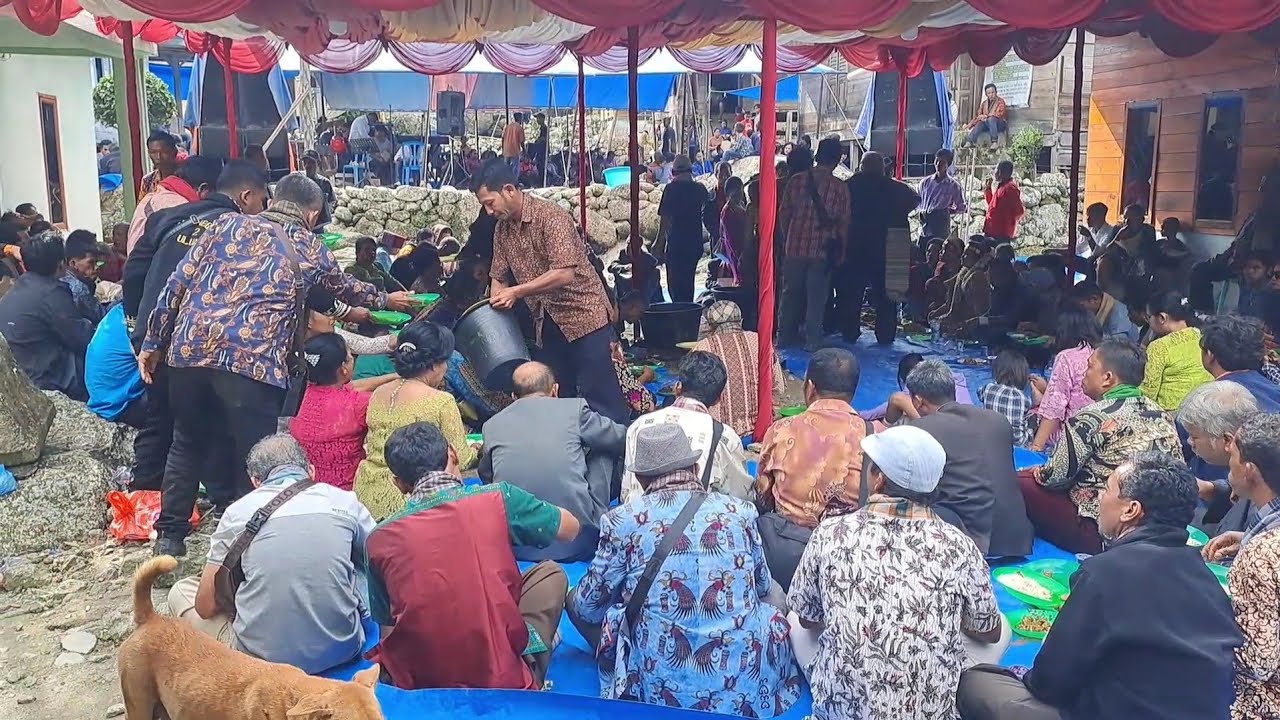 SERU NYA MAKAN DI PESTA ADAT ORANG BATAK‼️BAPAK BAPAK REBUTAN EMAK EMAK