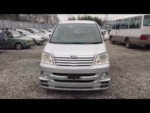 Toyota noah azr60