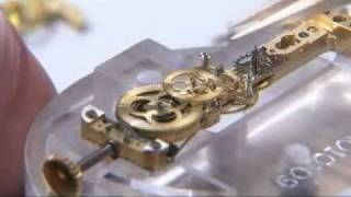 動画で見る機械式腕時計の中身―コルム「ゴールデンブリッジ」