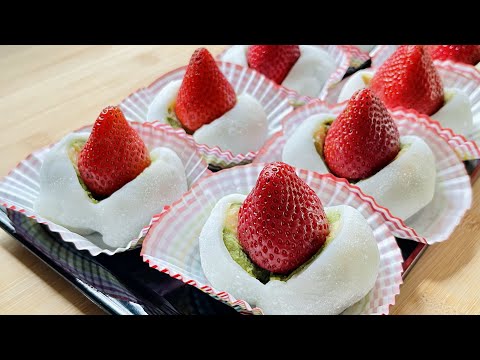雙餡草莓大福｜麻糬冰到隔天也不會變硬的食譜｜新手也可以輕鬆完成的包法｜同時可以吃到牛奶與抹茶兩種內餡，雙重享受