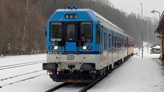 Příjezd Rakve 843 014-2 a vozu 043 026 na lince V4 (Sp 1386) do stanice Svoboda nad Úpou 18.2.2023