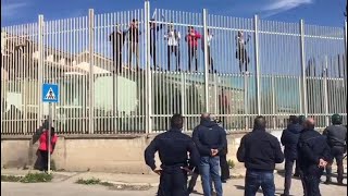 Coronavirus, rivolta nel carcere di Foggia, detenuti si arrampicano sui cancelli e alcuni evadono