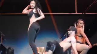 NICKY MINAJ FACE SEX CU UN BAIAT PE SCENA!! TREBUIE SA VEZI NEAPART