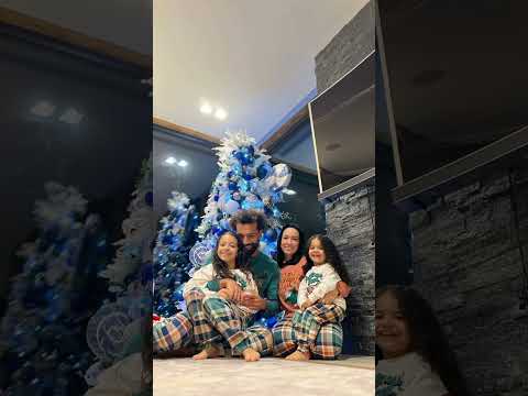 محمد صلاح يحتفل بالكريسماس مع أسرته