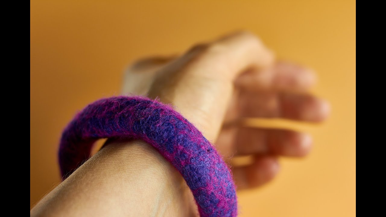 Простой браслет из шерсти в технике мокрого валяния, валяный жгут из ...