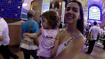 O que uma madrinha de consagração faz em um batizado?