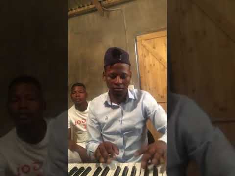 UMlabalaba Khumalo ekhanda ingoma kaMgqumen ethi Intuthuko. Awuzwe ikhono