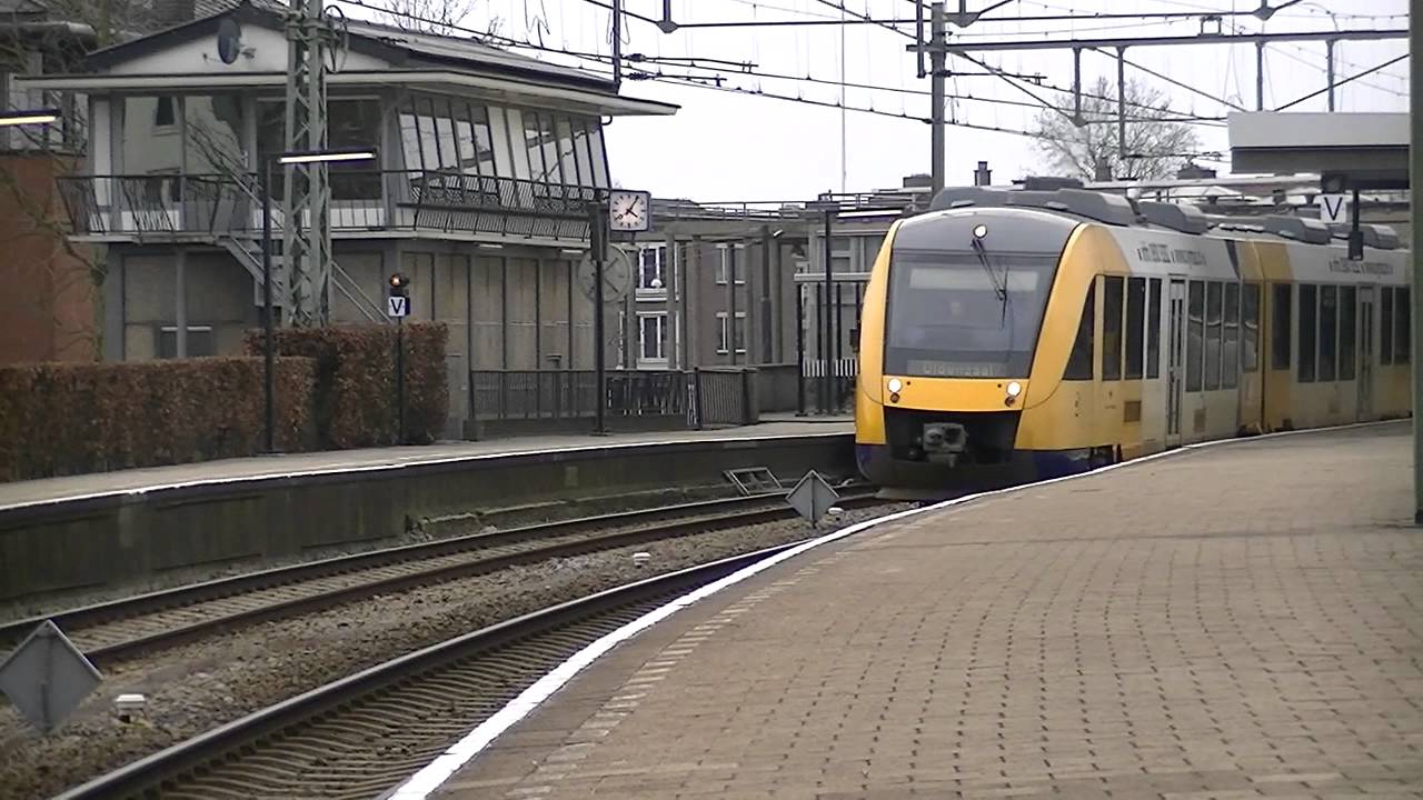 Twee Stoptreinen van Syntus verlaten station Zutphen