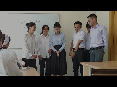 Yaxshi ishlangan mushuklarga ega ayollar