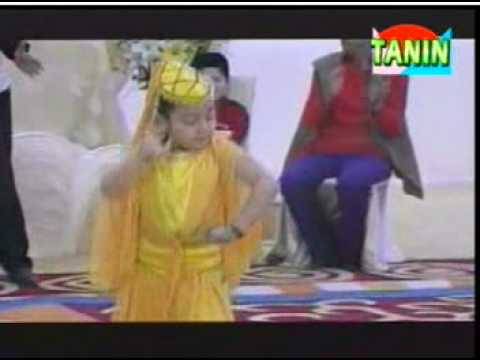 Arap küçük kızın dansı