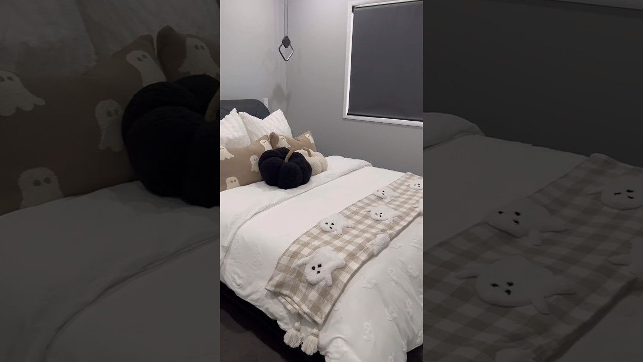 Decorating my bedroom for Halloween 👻 