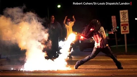 Story behind iconic Ferguson photo