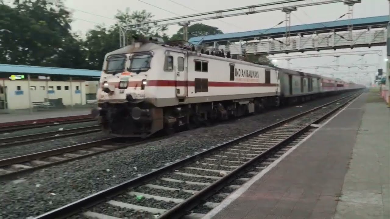 HIGH SPEED TRAINS CROSSING WITH HUGE DYNAMIC HONKS