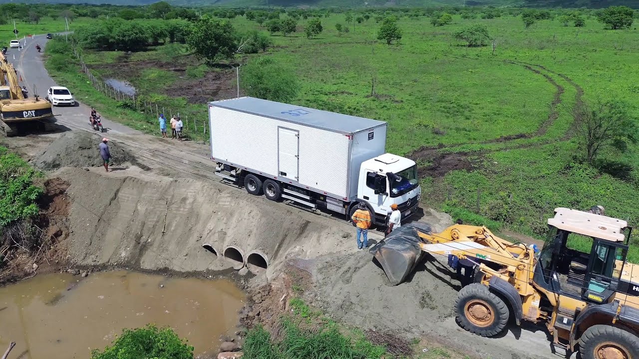 Imagem de drone das máquinas pesadas trabalhando para liberar a pb 109 entre tacima e riachao 