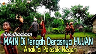 Kebahagiaan anak desa main bola voli di tengah derasnya air hujan