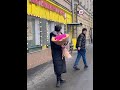 Парни дарят цветы незнакомым девушкам