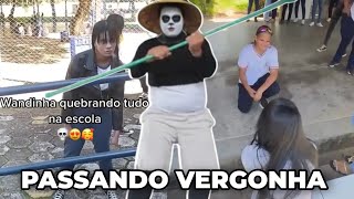 Adolescente Passando Vergonha É Quase Uma Obrigação