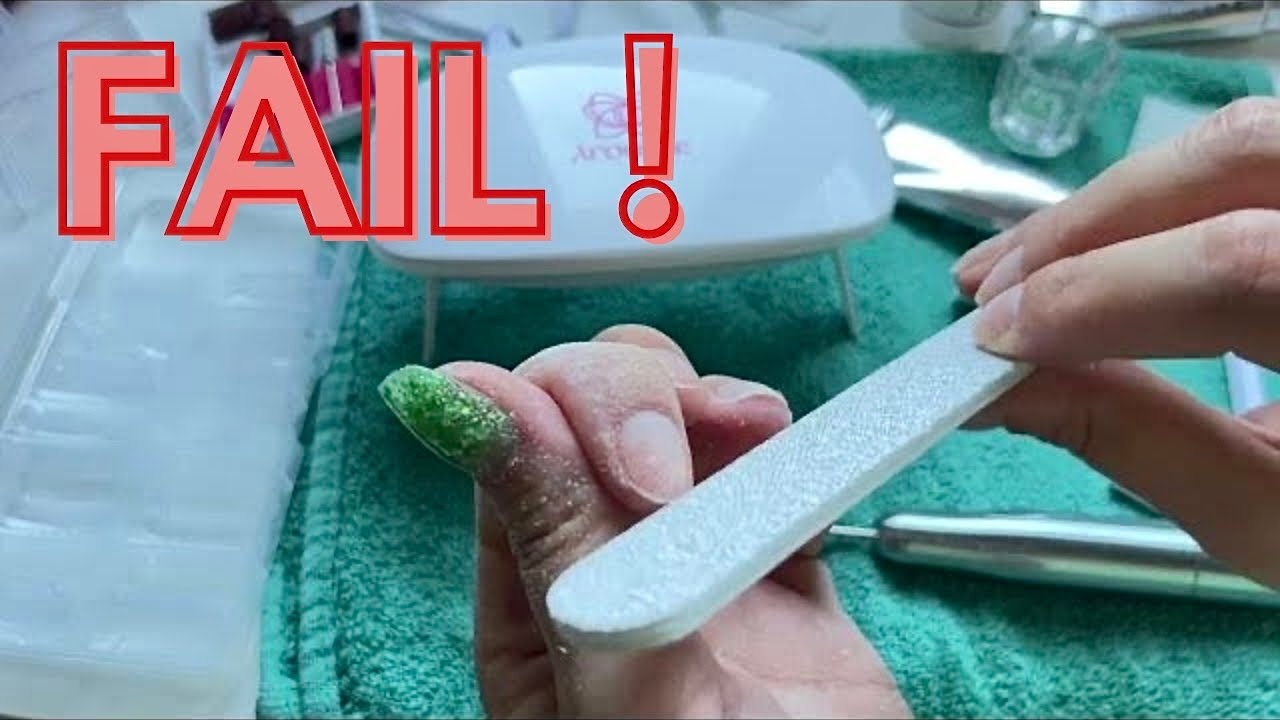 Îmi fac unghiile pentru prima dată singură