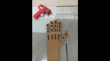 mano Robótica de cartón articulada