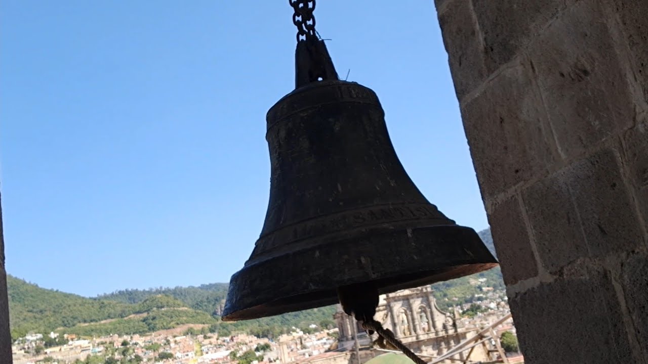 Repique de campanas en la Catedral de Ciudad Guzman, Jalisco