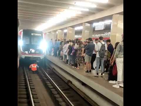 Мужчина попал под поезд на станции метро "Полежаевская"