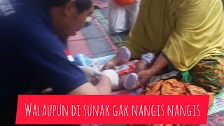 Baru lahir langsung disunat,tapi hebatnya gak nangis-nangis,,,