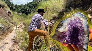 Procurando Pedras preciosas que valem uma fortuna em um garimpo de jazidas