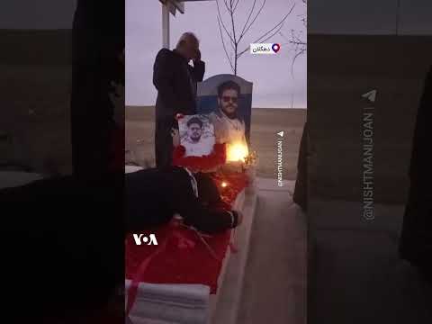 حضورر خانواده دادخواه بر مزار جانباختگان اعتراضات ۱۴۰۱