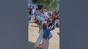 الطفل اليمني يعشق إطلاق الرصاص 